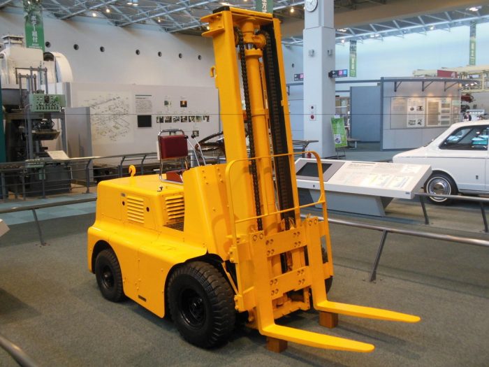 LA - Chiếc xe nâng đầu tiên của Toyota