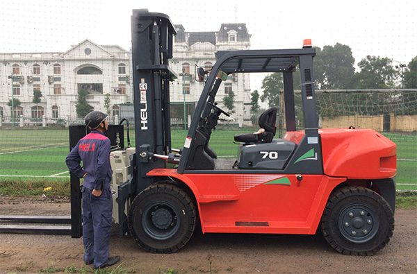 xe nâng hàng 7 tấn