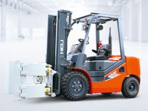 xe nâng kẹp giấy cuộn