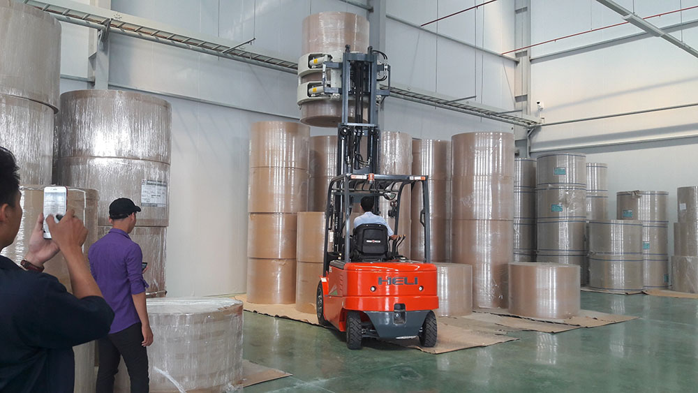 Xe nâng lắp bộ kẹp giấy