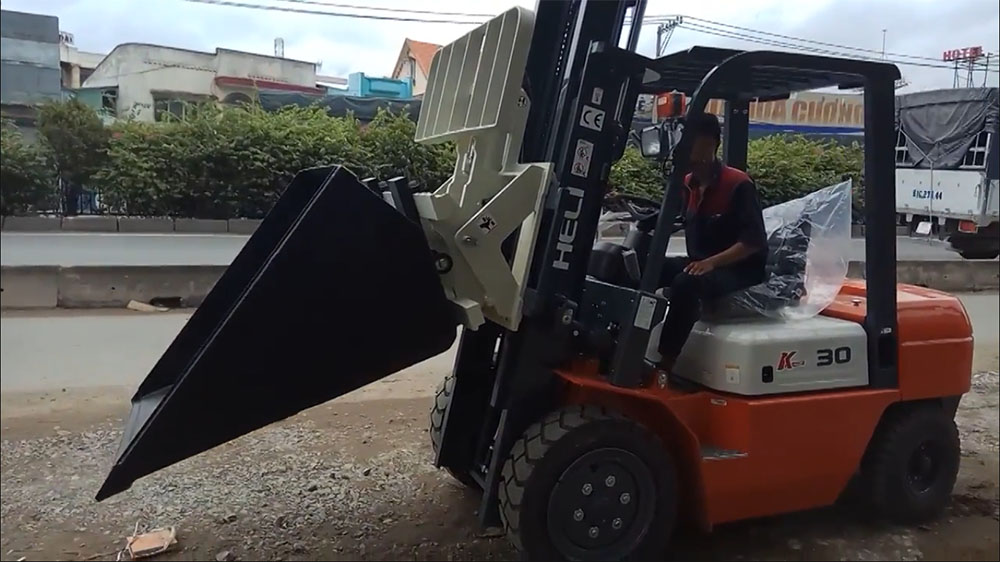 Xe nâng lắp gật gù gầu xúc