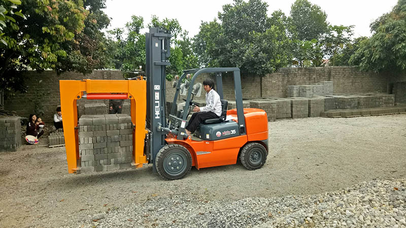 xe nâng lắp kẹp gạch không nung