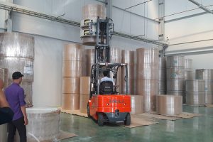Xe nâng lắp kẹp giấy