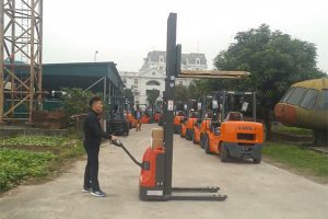 Xe nâng tay cao mini